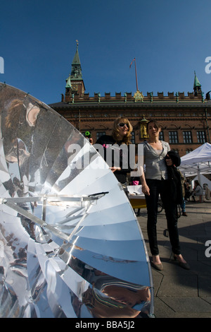 Nachhaltige Energiequellen am Hauptplatz vor dem Rathaus Stockfoto