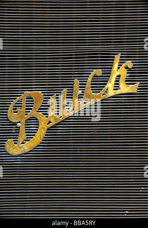 Buick-Logo auf dem Kühlergrill eines alten Autos Stockfoto