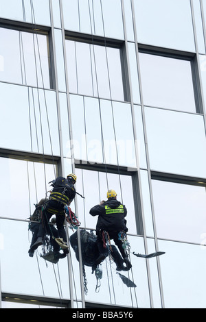 Glasfassade, Fensterreiniger, wieder anzuzeigen, Wolkenkratzer, Frankfurt am Main, Hessen, Deutschland, Europa Stockfoto