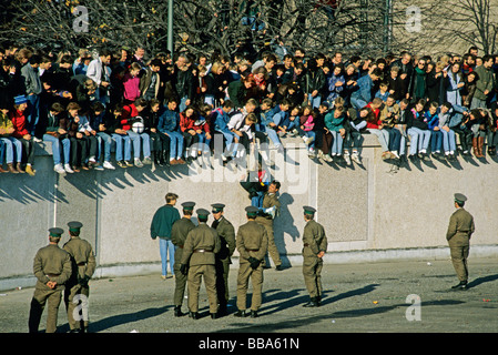 Grenzsoldaten und Menschen auf der Berliner Mauer am Brandenburger Tor, dem Tag nach dem Fall der Berliner Mauer, Berlin-Mitte, Ger Stockfoto