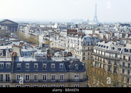 Blick über die Rue Tronchet, die Kirche der Madeleine, Paris, Frankreich, mit dem Eiffelturm im Hintergrund Stockfoto