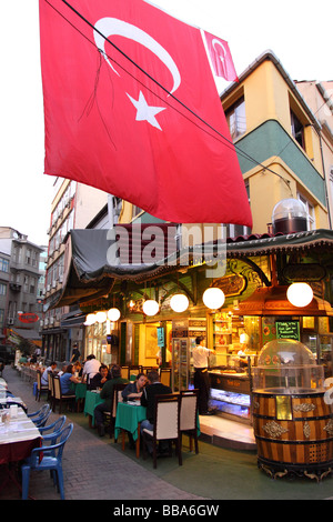 Istanbul Türkei Open-Air Freiluft-Café-Restaurant im Bereich Gulhane der Stadt während der Abenddämmerung Stockfoto