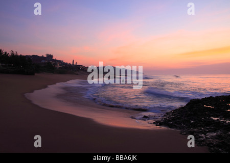 Sonnenaufgang über ein Badeort an der Nordküste von Kwazulu-Natal, Südafrika. Stockfoto
