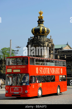 Doppeldecker-Bus, Stadtrundfahrt vor Zwinger Palast, Zwingermoat, Crown Gate, Dresden, Freistaat Sachsen, Deutschland Stockfoto