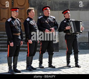 Ehemalige sowjetische Rote Armee Soldaten singen vor der Dresdner Frauenkirche, Frauenkirche, Dresden, Freistaat Sachsen, Ge Stockfoto