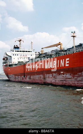 24. Mai 2009 - lässt japanische Chemikalientanker Ginga Cougar der deutsche Hafen Hamburg. Stockfoto