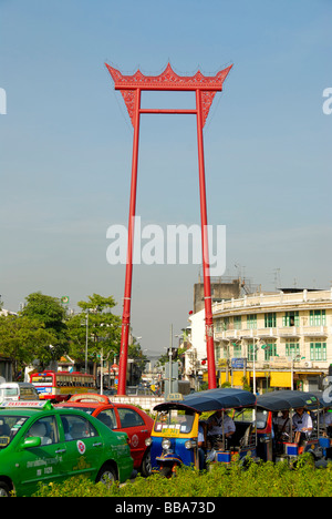 Große rote Schaukel, Giant Swing, bunten Autos und Tuk Tuks davor, Bangkok, Thailand, Südostasien Stockfoto