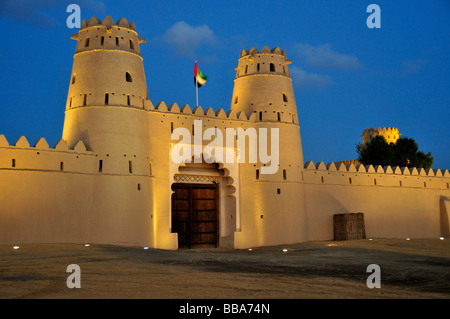 Haupteingang des Al Jahili Fort in der Nacht, Al Ain, Abu Dhabi, Vereinigte Arabische Emirate, Arabien, Orient, Naher Osten Stockfoto