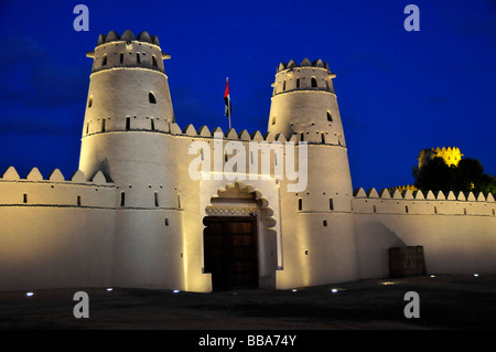 Haupteingang des Al Jahili Fort in der Nacht, Al Ain, Abu Dhabi, Vereinigte Arabische Emirate, Arabien, Orient, Naher Osten Stockfoto