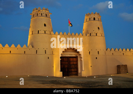 Haupteingang des Al Jahili Fort in der Nacht, Al Ain, Abu Dhabi, Vereinigte Arabische Emirate, Arabien, Orient, Naher Osten Stockfoto