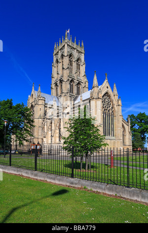 Im Norden und Osten Gesichter der Münster Kirche von Saint George, Doncaster, South Yorkshire, England, UK. Stockfoto