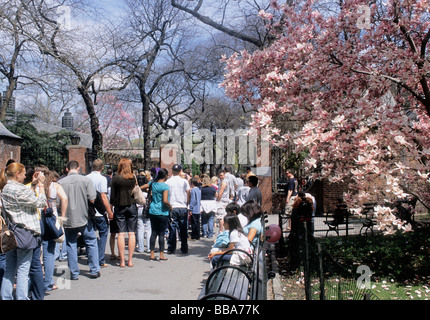 New York Central Park Zoo. Feder. Leute, die in der Schlange stehen, um den Zoo zu betreten. Central Park Conservancy, Touristen Warteschlange New York City, USA Stockfoto