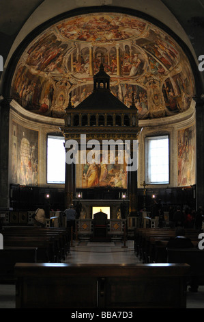 Decken- und Wandgemälde hinter dem Altar der Kirche San Pietro in Vincoli, historische Stadt, Rom, Italien Stockfoto