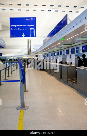 Quick-Check-in-Schalter von Air France und KLM in der Abflughalle, Terminal 2, Flughafen Paris-Charles de Gaulle, Paris, Frankreich,-Eur Stockfoto