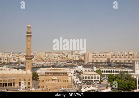 Blick auf den Dubai Creek mit Deira Sektor im Hintergrund Stockfoto