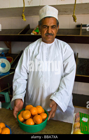 Obstverkäufer in Mutrah Gemüse- und Obst-Markt in Muscat Oman Stockfoto