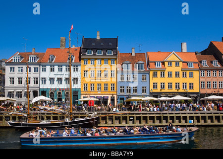 Ausflugsboot in Nyhavn Kanal, Kopenhagen, Dänemark, Europa Stockfoto
