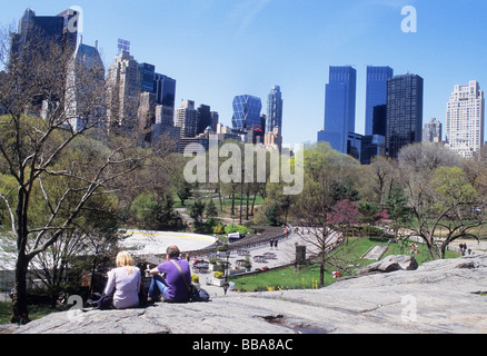 New York City Central Park Mann und Frau, die an einem sonnigen Tag die Skyline von New York betrachten. Central Park Conservancy Landscapes USA Stockfoto