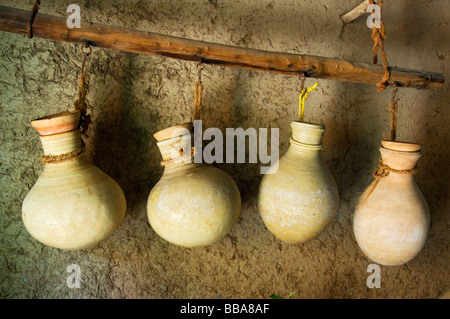 Traditionelle Töpferei Wasser aus aflaj Antike Bewässerung im Dorf Misfat Al Abriyyin Oman zu nehmen Stockfoto