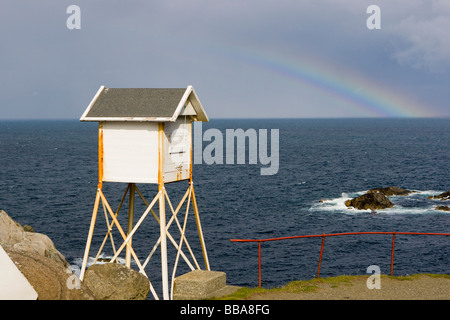 Wetterstation, Regenbogen vor der norwegischen Küste, Klippen, Vagsoy, Norwegen, Skandinavien, Europa Stockfoto