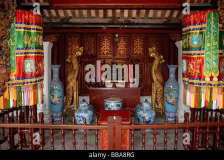 Buddhismus, Phoenix, Vasen, Altar in der Ngoc Son Tempel, Hanoi, Vietnam, Südostasien, Asien Stockfoto