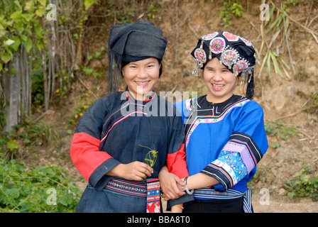 Porträt von zwei jungen Frauen von der Hor-Lolo Ethnie, in traditioneller Tracht, Kopfschmuck, Phongsali, Laos, Südostasien Stockfoto