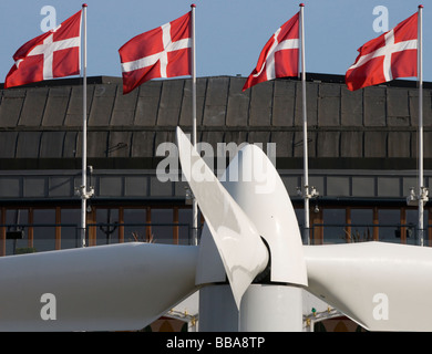 Tivoli Gardens in Kopenhagen hat eine Vesta Windkraftanlage vor der Konzerthalle in diesem Sommer gelegt. Stockfoto