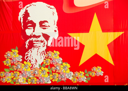 Sozialistische Propaganda, Porträt von Ho Chi Minh in Blüten mit eine rote Flagge mit einem gelben Stern, Dien Bien Phu, Vietnam, S Stockfoto