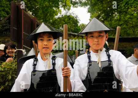 Kinder tragen Kleidung aus der Heian-Zeit beim Shintoistic Pferd Rennen im Kamigamo Schrein, Kyoto, Japan Stockfoto