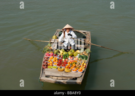 Schwimmenden Markt, Vietnamesisch mit bunten Obst aus einem Ruderboot, Ha Long Bucht, Vietnam, Südostasien Stockfoto