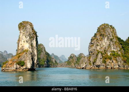 Zerklüfteten Kalksteininseln, Felsen, Ha Long Bucht, Vietnam, Südostasien Stockfoto