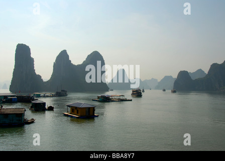 Schwimmende Dorf mit Hausbooten vor steilen Felsinseln, Ha Long Bucht, Vietnam, Südostasien Stockfoto