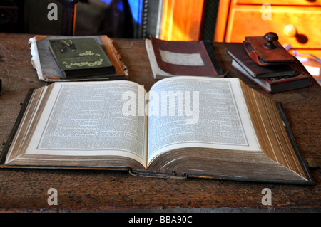 18. Jahrhundert alte englische Bibel auf einem Tisch Stockfoto