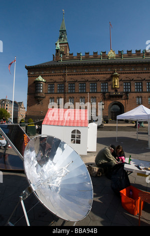 Nachhaltige Energiequellen am Hauptplatz vor dem Rathaus Stockfoto