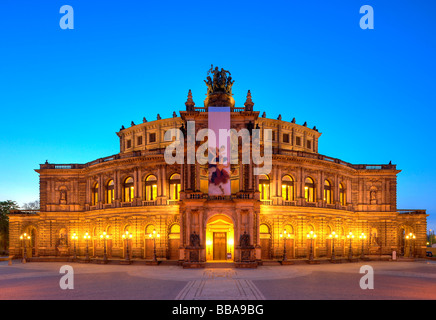 Semperoper-Oper Haus mit Fahnen und beleuchtet in der Nacht, Theaterplatz Quadrat, Dresden, Freistaat Sachsen, Deutschland, Europa Stockfoto