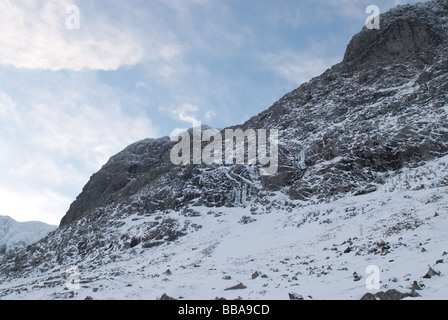 North Face von Ben Nevis zeigt Orion Gesicht, Aussichtsturm und Schloss Ridge und Grate im Winter mit einem blauen Himmelshintergrund Stockfoto