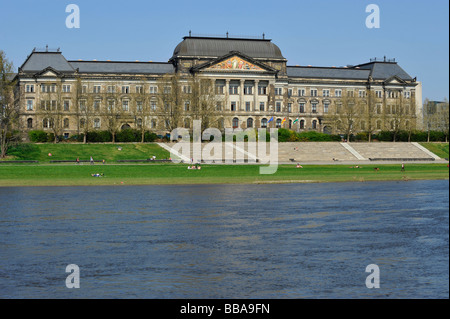 Ministerium der Finanzen mit dem Wandbild, Saxonia von Anton Dietrich, wie aus Brühlers Garten über den Fluss Elbe, Dresden, Fre Stockfoto