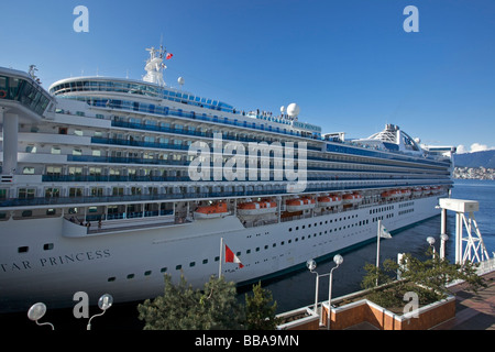 Kreuzfahrtschiff verlassen Canada Place, Vancouver, Britisch-Kolumbien, Kanada Stockfoto