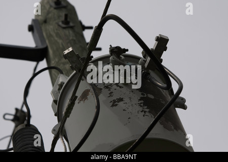 Leistung - verschmolzen - gesteuert - gefährlich.  Miteinander verbundene Stromnetze. Stockfoto