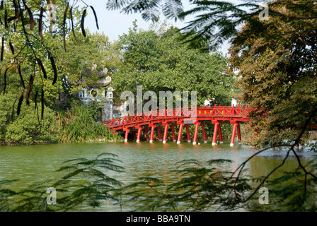 Buddhismus, rote Holzbrücke mit Eingangsturm, Ngoc Son Tempel, Hoan-Kiem-See, Hanoi, Vietnam, Südostasien, Asien Stockfoto