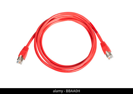 Rote Netzwerkkabel mit Schatten auf weißem Hintergrund geringe Schärfentiefe Stockfoto