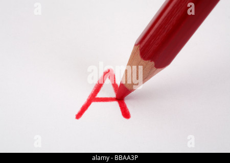 Rotstift markieren einen A auf dem Papier hautnah Stockfoto