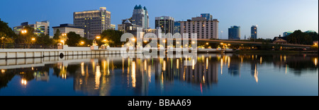 Die Skyline der Innenstadt von Orlando Florida spiegelt sich in den Vierwaldstättersee bei Sonnenuntergang Stockfoto