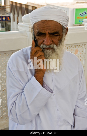 Omanische Mann spricht auf seinem Handy Muscat Stockfoto