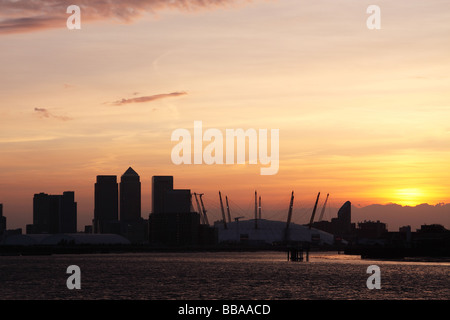 Canary Wharf und O2-Arena in der Abenddämmerung Stockfoto