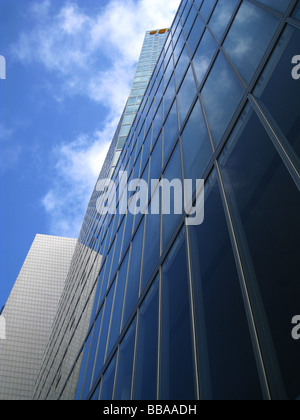 Blick nach oben auf den ersten International Bank Tower ein 32-stöckiges Hochhaus in der Rothschild Avenue Tel aviv Israel Stockfoto