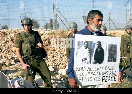 Demonstranten auf den Bau von Israels Trennung Wand Throguh Westjordanland Dorf von Bil'in Stockfoto