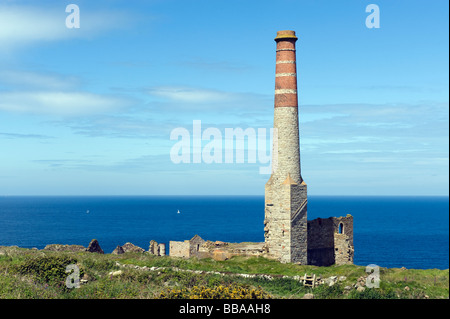 Schornstein zwischen Geevor und Lelant Tin Mine Cornwall Stockfoto