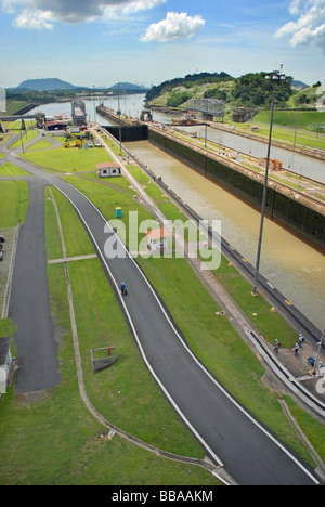 Panama-Kanal um die Mittagszeit an einem sonnigen Tag Stockfoto