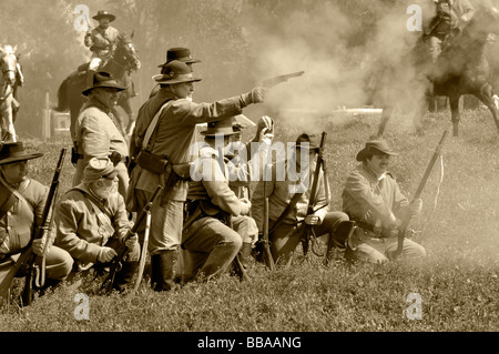 Konföderierten Soldaten während eines Bürgerkrieges Neuerstellung Waffen abfeuern. Sepia getönt. Stockfoto